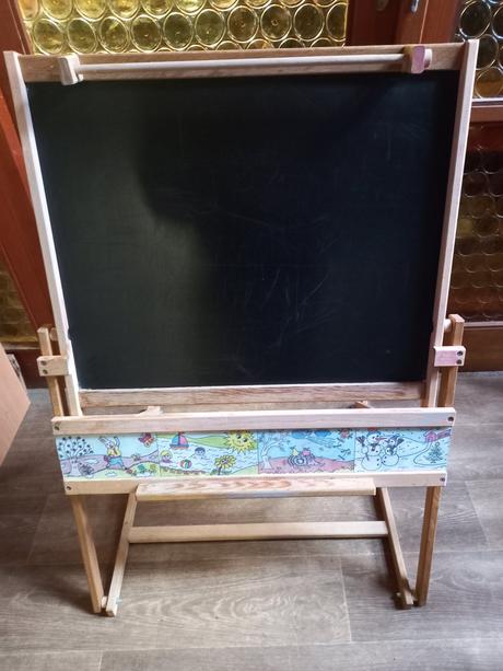 Dětská dřevěná magnetická tabule- stolek 2v1,