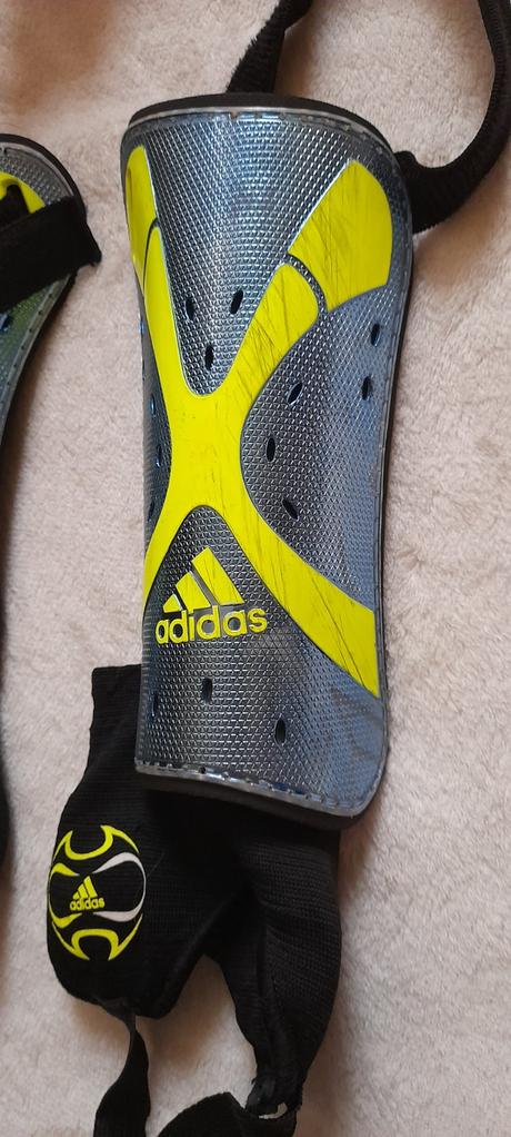 Fotbalové chrániče holení a kotníků,