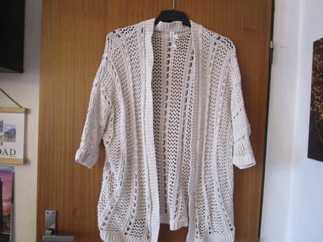 Světlý jakoby bavl. háčkovaný svetřík - kardigan, s