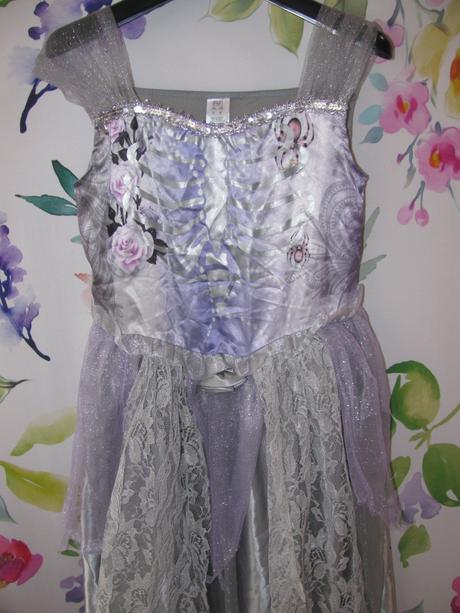 Krásné kostýmové šaty s přehozem čarodějka,