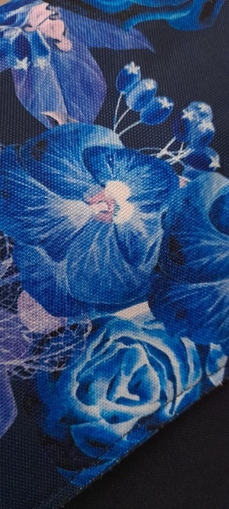 Městský prostorný batoh modré květy,