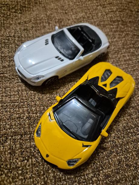 2x kovové autíčko, 