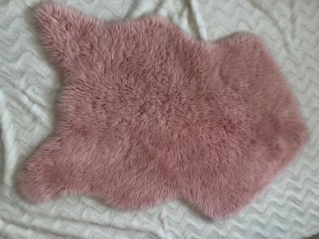 Ruzova kozesinka, koberec do dětského pokoje,