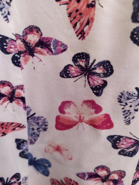 Šaty s motýlky, 122