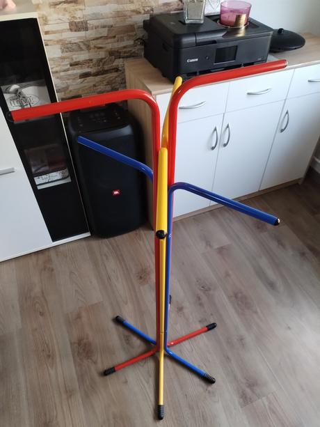 Dětský kovový stojan věšák, 