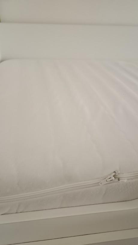 Postel jednolůžko včetně matrace a roštu, šířka (cm): 90,délka (cm): 200