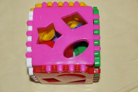 Kostka na vkladani ruznych tvaru,