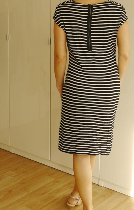 Cerno-bile prouzky saty s výstřihem vodopád vel.s, mango,s