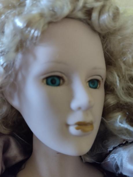 Porcelánová panenka na opravu, 