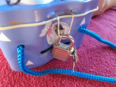 Pokladnička plechová měšec se zámečkem,