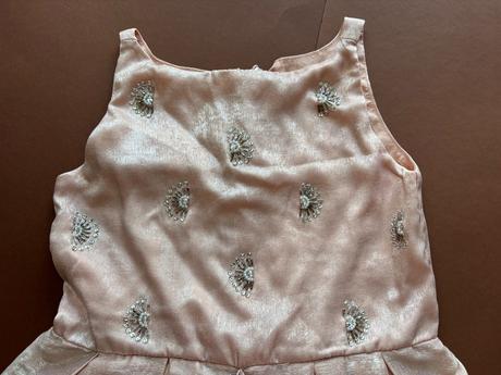 Ob/ šaty společenské meruňkové barvy- v.cca 6/7 le, 122