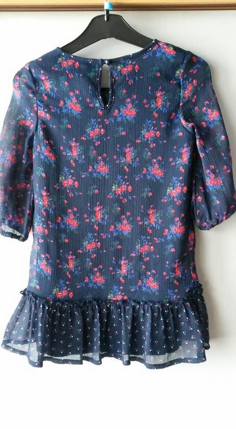 Šaty tm. modré s kytičkami a volánkem vel. 110, st. bernard,110