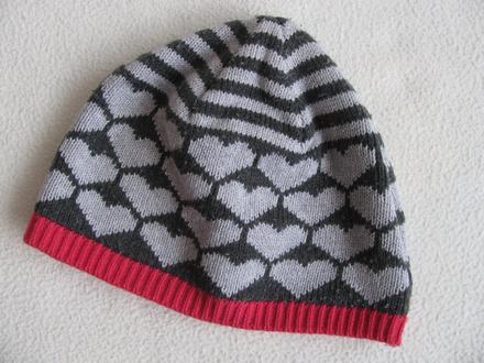 Dívčí šedá čepice se srdíčky, 98