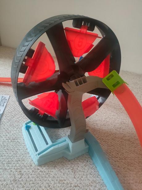 Dráha hot wheels - kdo s koho, 