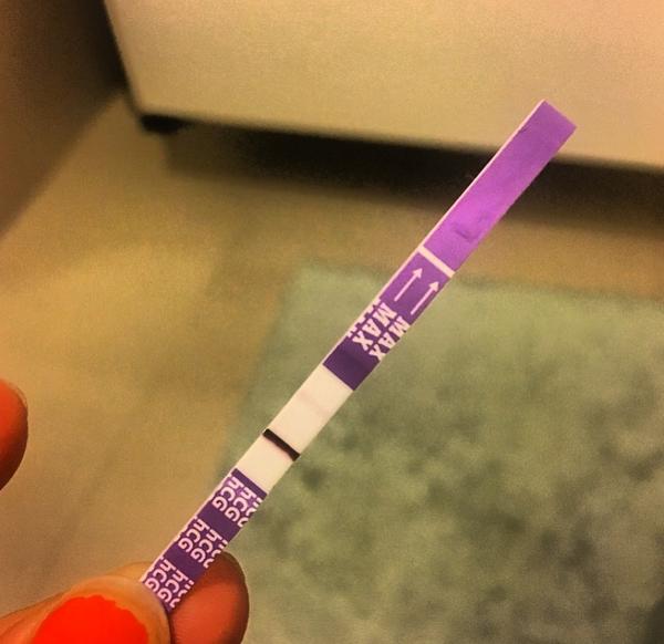 Slabá čárka v den očekávané MS. Jsem těhotná?