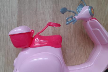 Panenka anlily kloubová se skútrem, 