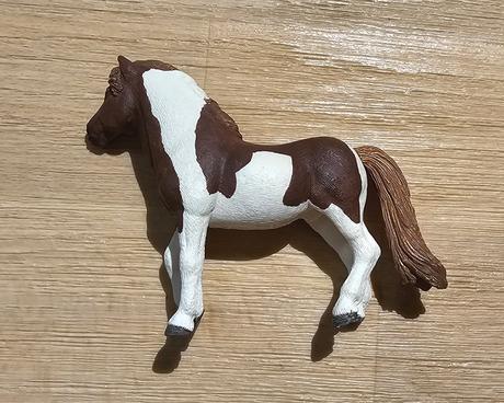 Figurka kůň barevný schleich,