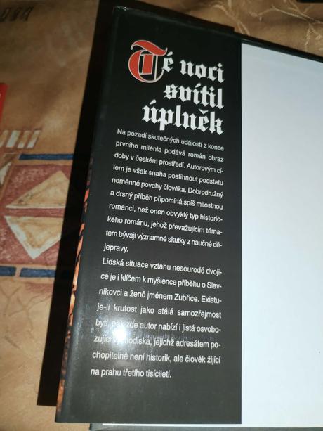 Kniha - té noci svítil úplněk,
