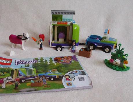 Lego friends mia a přívěs pro koně, 