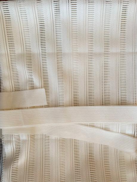 Záclonka se stuhou na zavázání, 