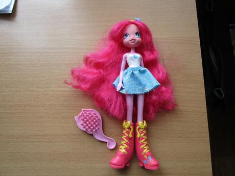 Panenka s pěknými dlouhými vlásky s čelenkou, 