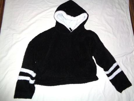 Super černobílá chlupatková crop top mikina, s