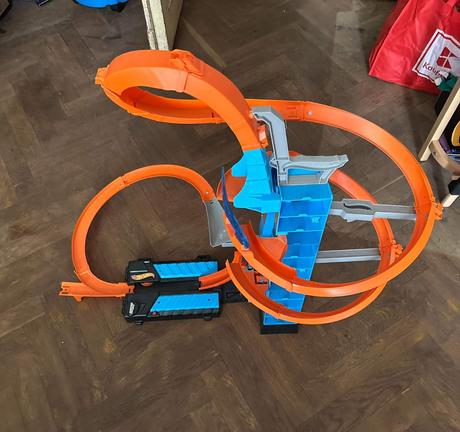 Hot wheels padajícíc věž+3 autíčka,