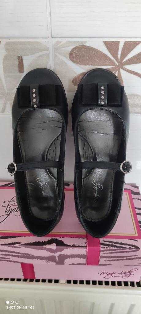 Slavnostní střevíčky, 32