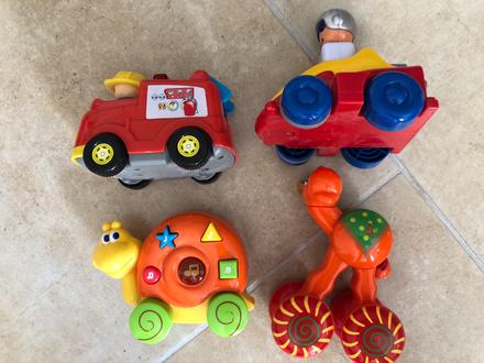 První hračky pro miminka hrací a jezdící,