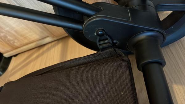 Jak sundat nákupní koš z kočárku Cybex?