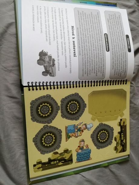 Skládačková kniha, silné vojenské stroje,