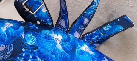 Městský prostorný batoh modré květy,