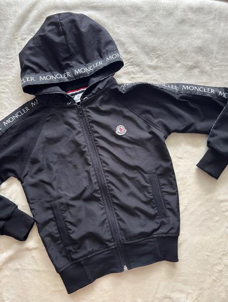 K9/ mikina černá - v.128/134 zn. moncler, 128