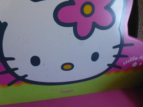 Dřevěná truhla hello kitty + věšák, 