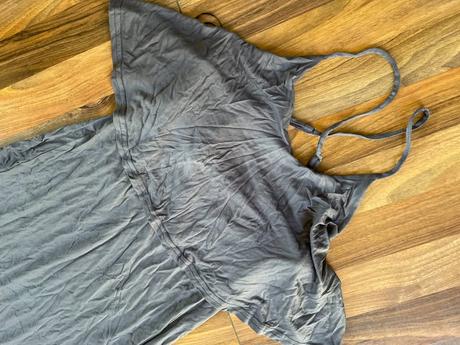 Šedé maxišaty s volánem, vel m i méně, m