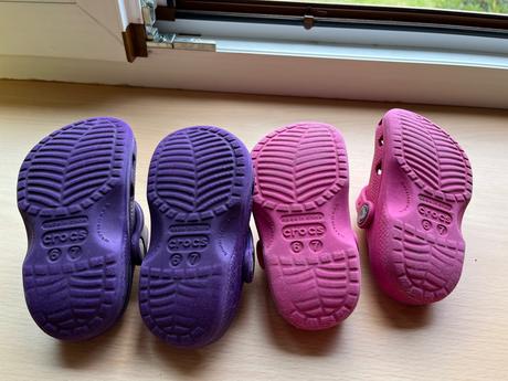 2x crocs 6/7, crocs,22