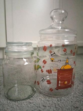 Dvě skleněné dózy,