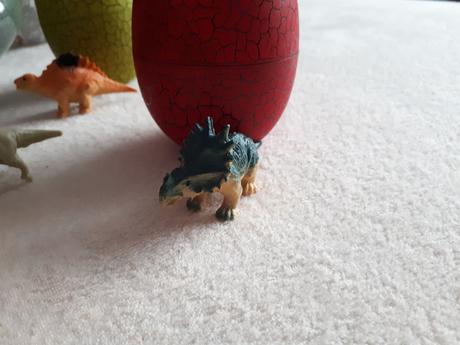 Dětská hračka - dinosauří vejce s dinosaury,
