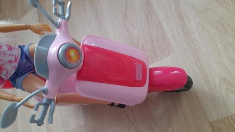 Panenka anlily kloubová se skútrem, 