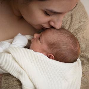 Co pije novorozenec po porodu, když se mi nevytvoří mléko?