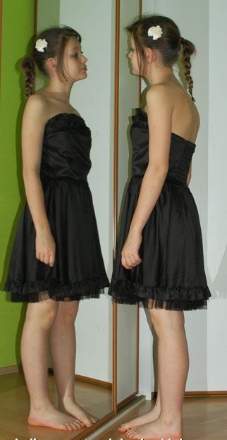 Společenské krátké černé saténové šaty i na léto, 38