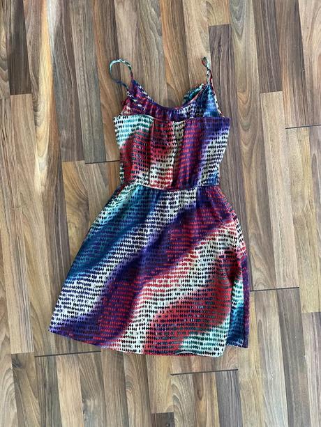 Barevné lehké šaty s volánem, vel neuvedena cca s, s