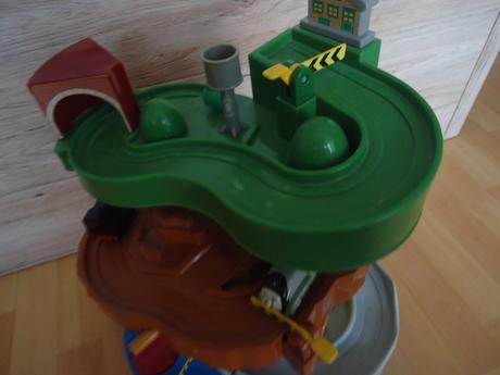 Dráha mašinek + 4 mašinky,