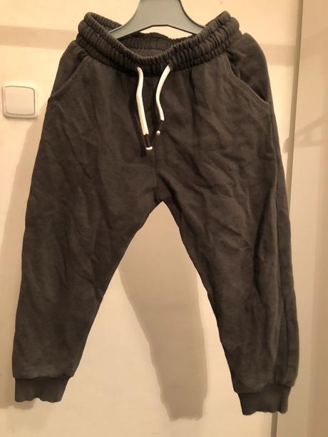 Šedé tepláčky s kapsami a tkanicí, 98