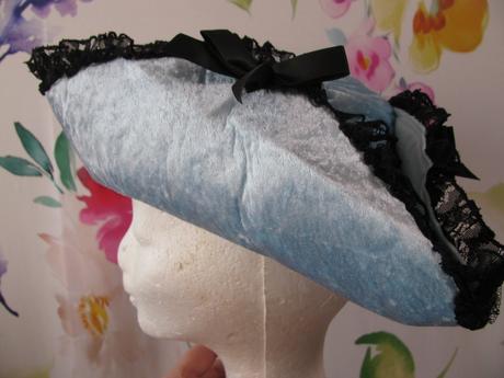 Karnevalový kostým- krásný modrý barokní klobouk,