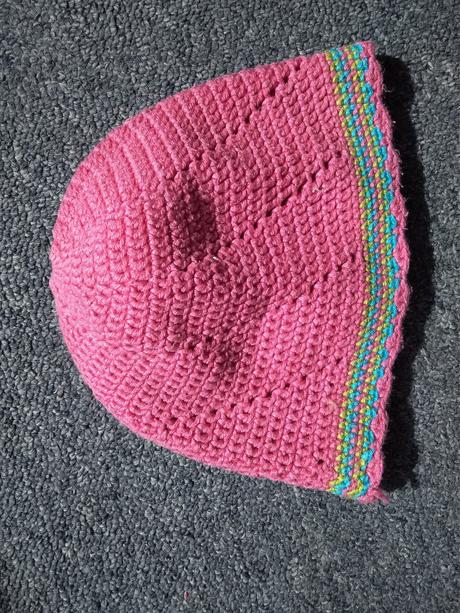 Háčkovaná čepička s kytičkou, 74