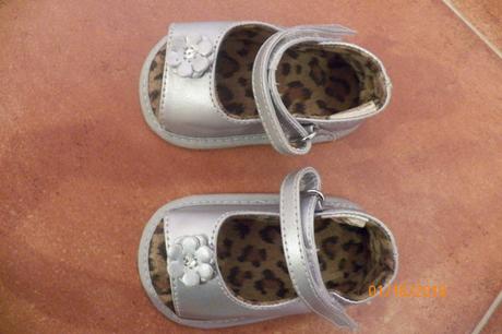 Sandálky s kytičkou, <17