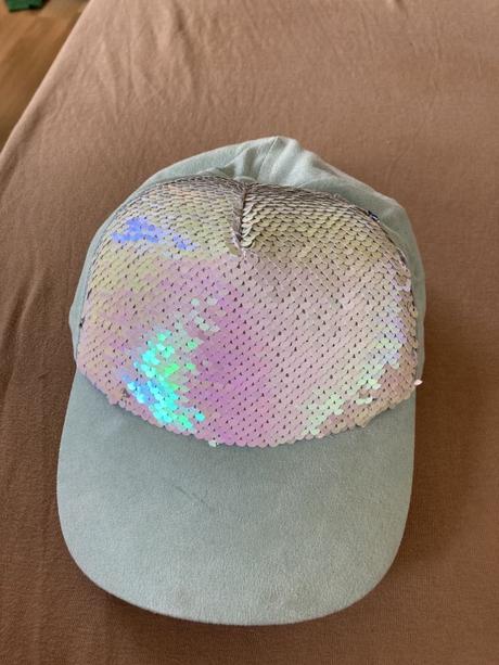 Kšiltovka s flitrama, 56