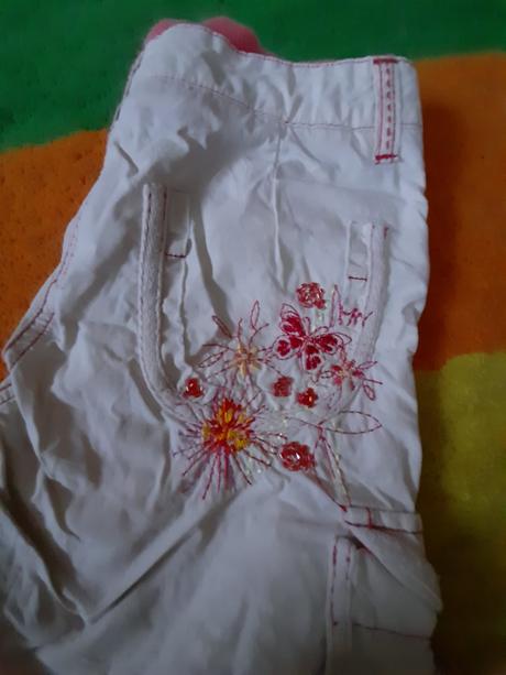 Kalhoty světlé s výšivkami na holku, 122