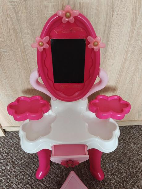 Kosmetický stolek s židličkou, 